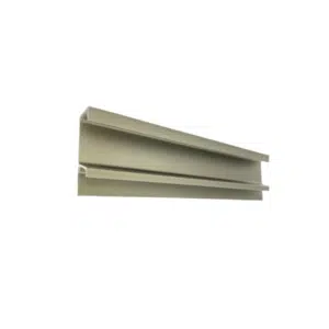 O perfil puxador slim é indicado para gavetas e portas com espessura de 15mm e não necessita de usinagem da peça para a sua instalação.
