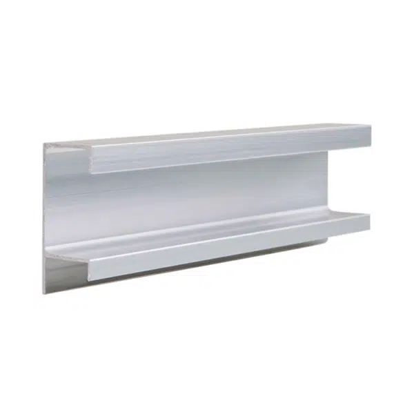 O perfil puxador slim anodizado é indicado para gavetas e portas com espessura de 15mm e não necessita de usinagem da peça para a sua instalação.